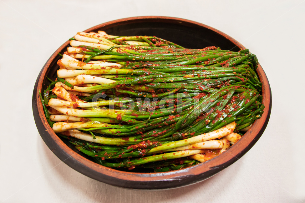 파김치,김치,김장,한국음식,요리,음식,한식,식품,파,야채,채소,한국,발효,발효음식,발효식품,문화,김장철,가을,겨울,늦가을,초겨울,전통,식사,반찬,소스,고춧가루,매운,맵다,짜다,양념,양념장,건강,그릇,접시,항아리뚜껑,항아리그릇,질그릇,장독뚜껑,옹기그릇,옹기,홈메이드,kimchi,greenonionkimchi,food,koreanfood,welshonion,vegetable,korea,culture,tradition,meal,cooking,cuisine,fall,autumn,winter,green,greenonion,health,healthy,homemade,hot,fermented,fermentedfood,음식,식재료,요리,food,cook,meal,dishes,food reserves,한식,한국음식,한국요리,korean food,korean dishes,korean meal,korean cook