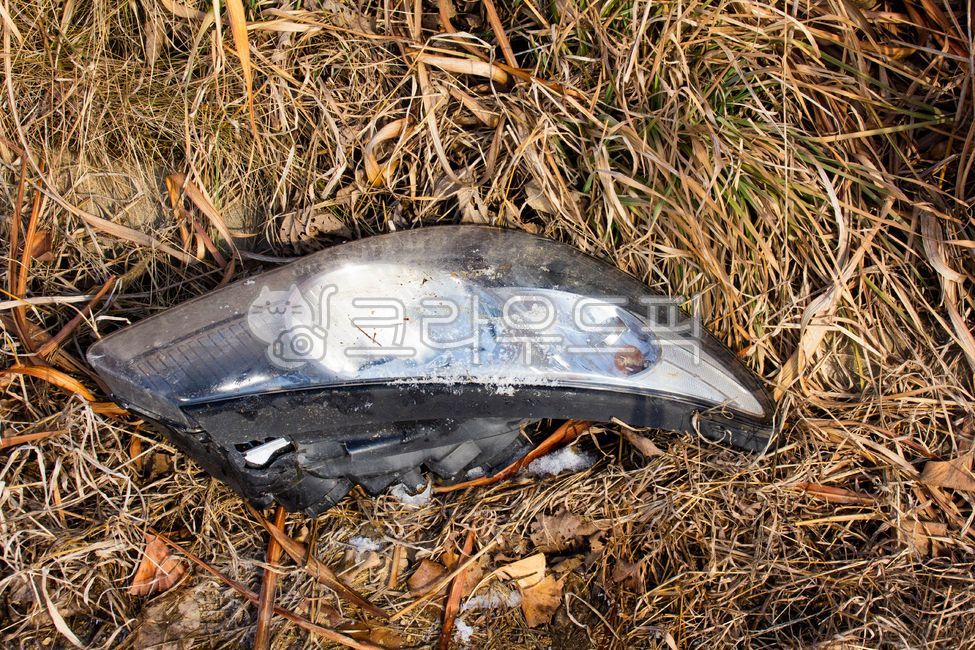 contact accident,car,car accident,car parts,hit and run,parts,Traffic accident,headlight,accident