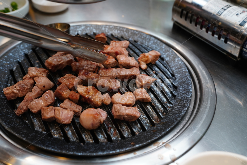 고기,돼지,음식,푸드,안주,식사,먹거리,목살,육식,육류,안주거리,불판,모임,디너,먹방,구이,음식,식재료,요리,food,cook,meal,dishes,food reserves,육류,고기,meat,한식,한국음식,한국요리,korean food,korean dishes,korean meal,korean cook