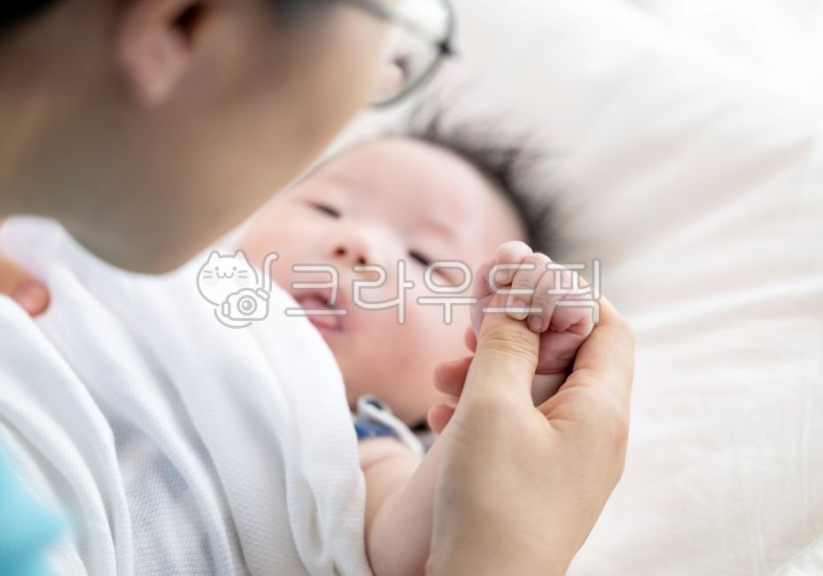 play,bed,small,love,skin,mom,maternal love,infant,body,inside,cute,house,holding,happiness,living room,newborn baby,man,parenting,hand,finger,delivery,touching,korean,Care,room,bedroom,home,consensus,warm,korea,Inner room,an Asian,baby,playing,family,pare