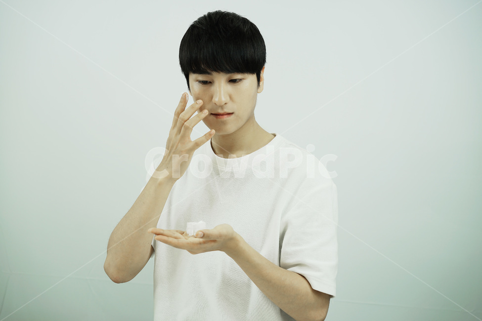 남자,뷰티,스킨케어,피부관리,화장품,로션,beauty,skincare,cosmetic,남성,lotion,그루밍족,사람,인물,인간,human,person,남성,남자,man,male,뷰티,미용,beauty treatment