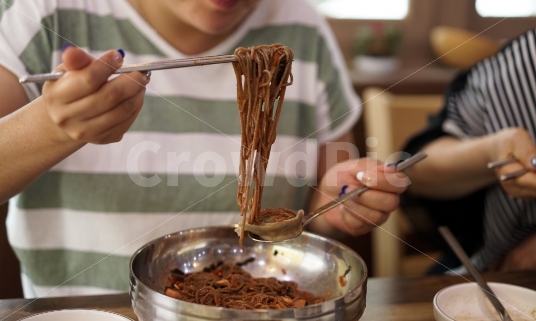 	막국수,연출,음식,푸드,국수,면요리,매콤,새콤,먹방,식사,먹거리,면,별미,요리,식당,사람,인물,인간,human,person,신체일부,몸,body,음식,식재료,요리,food,cook,meal,dishes,food reserves,면류,면요리,noodles,한식,한국음식,한국요리,korean food,korean dishes,korean meal,korean cook,연출,컨셉,콘셉,direction,concept