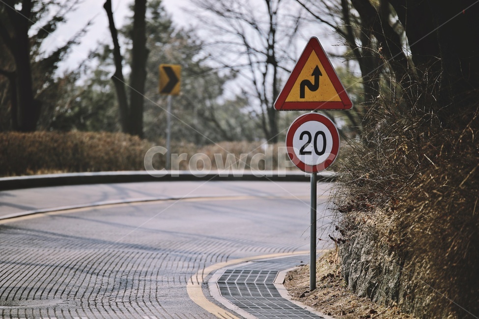 표지판,도로,도로표지판,급커브길,속도제한,aroadsign,aroad,교통,교통수단,traffic,transportation
