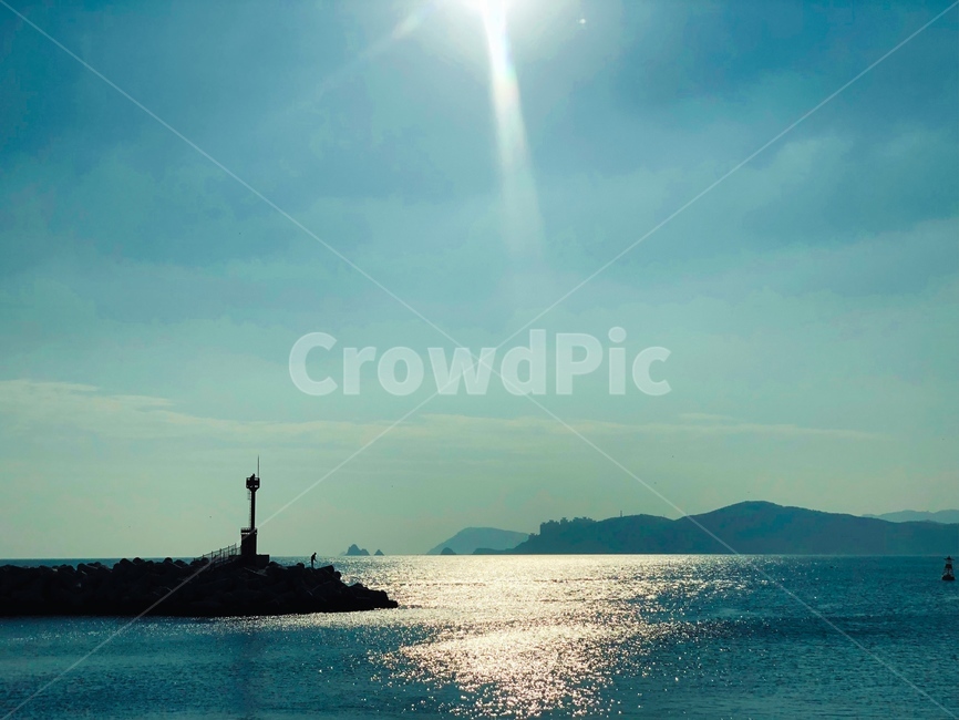 바다,빛,등대,섬,방파제,등대,lighthouse,outdoors,옥외,land,땅,nature,자연,sea,ocean,대양,water,물,shoreline,해안선