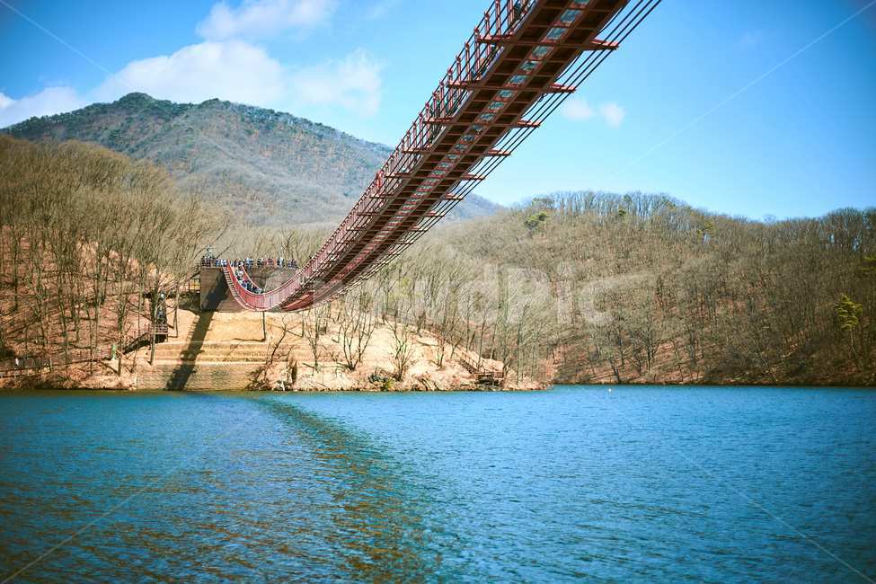 출렁다리,호수,저수지,흔들다리,호숫가,건축물,건물외관,exterior,building,structure,architecture,construction