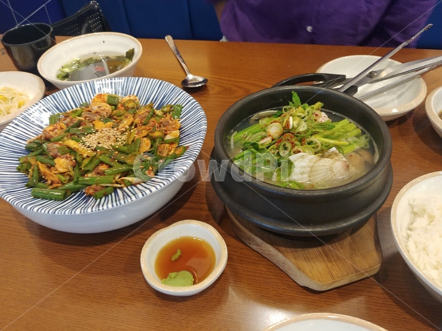 연안식당,해물탕,꼬막,꼬막비빔밥,해물뚝배기,국물,와사비,간장,소스,밥,친구랑,숟가락,젓가락,수저