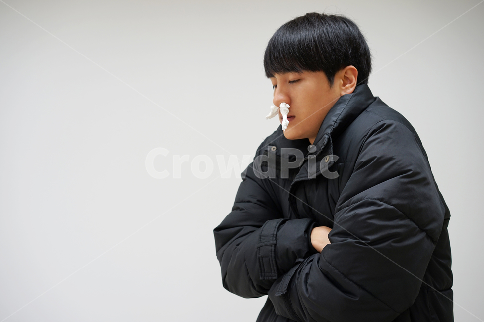 추위,강추위,한파,겨울,패딩,남성,남자,winter,콧물,휴지,코감기,감기,겨울,계절,winter,season,사람,인물,인간,human,person,남성,남자,man,male,건강,헬스웨어,헬스케어,healthware,health care