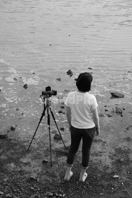 흑백사진,중형카메라,바다,뒷모습,여자,sea,woman,lonely,허공,바라보다,삼각대,흑백,모노톤,monochrome,black and white