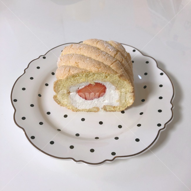 딸기롤케이크,디저트,크림,딸기,접시