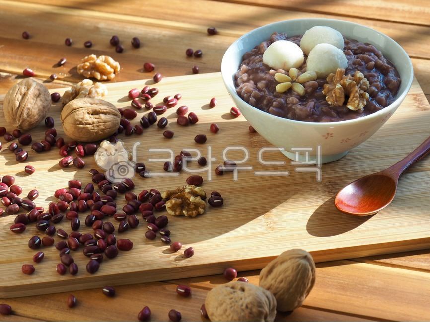 wellnessfood,asianfood,Red bean porridge,koreanculture,porcelainbowl,wellbeing,Wellbeing food,Ongsimi,Asian food,pine nut,traditionalfood,koreantraditionalfood,blackfood,bamboo,porcelain bowl,korea,background,pinenut,winterfood,traditional food,black food