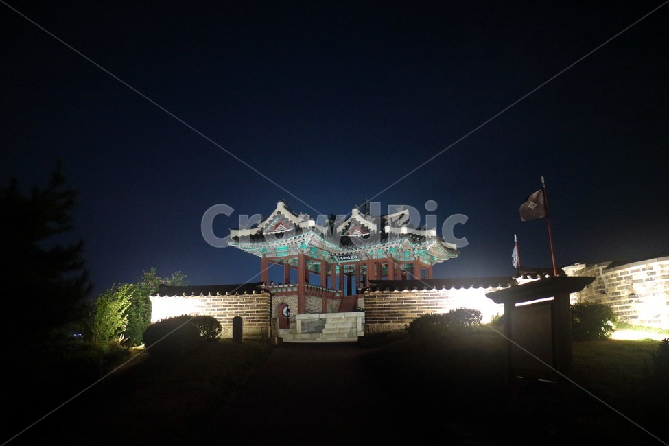 화성행궁,행궁동,야경,밤,하늘,달,풍경,자연,나무,야경,밤,풍경,nightscape,night,landscape,한국전통,한국문화,korean traditional,korean culture,건축물,건물외관,exterior,building,structure,architecture,construction,건물,pagoda,탑,shrine,신사,worship,예배