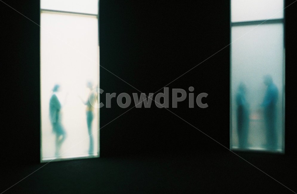 스페인,사람,대화,만남,이야기,사람들,대중,군중,other people,crowd,인물실루엣,사람실루엣,character silhouette,human silhouette,감성,sensible,feeling,indoors,옥내,interior design,인테리어 디자인,room,방