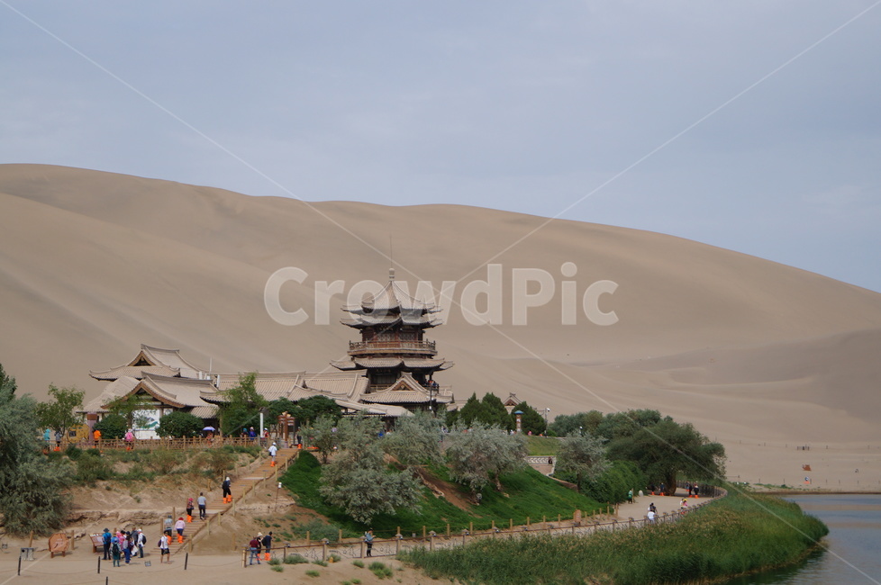 사막,오아시스,desert,oasis,월아천,china,건물,모래,아시아,물,月牙泉,water,중국,sand,자연,풍경,nature,landscape,해외,외국,세계,foreign,oversea,world,세계자연풍경,해외자연풍경,외국자연풍경,world nature landscape,soil,흙,outdoors,옥외,dune,모래 언덕,architecture,건축물,building