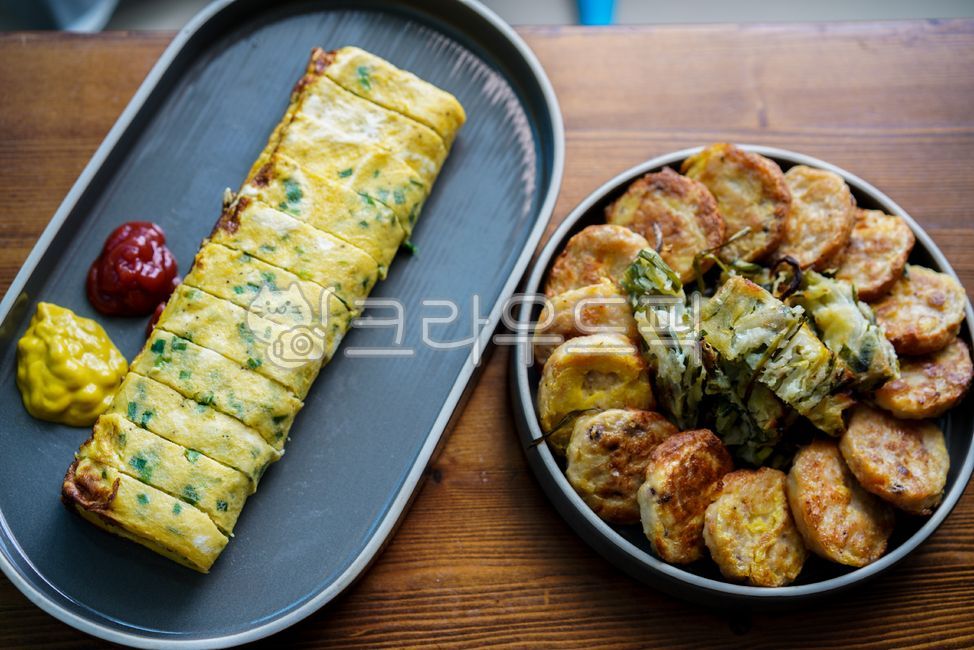 egg,Korean pancake,Korean,plate,jeon,egg roll,food,side dish,meal,ups and downs,cooking