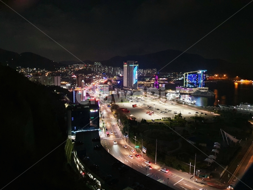 road,도로,intersection,교차로,야경,자연,호텔,빌딩,고층빌딩,한국문화유산,오동도,한국전통,관광지,불빛,케이블카,여수,밤바다,여수밤바다,도심,도심의야경,낭만,낭만거리,분위기,무드,낭만포차