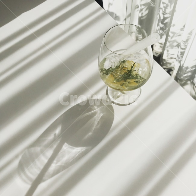 유리,그림자,빛,햇살,카페,음료수,drink,beverage,감성,sensible,feeling,휴식,힐링,rest,relaxation,healing