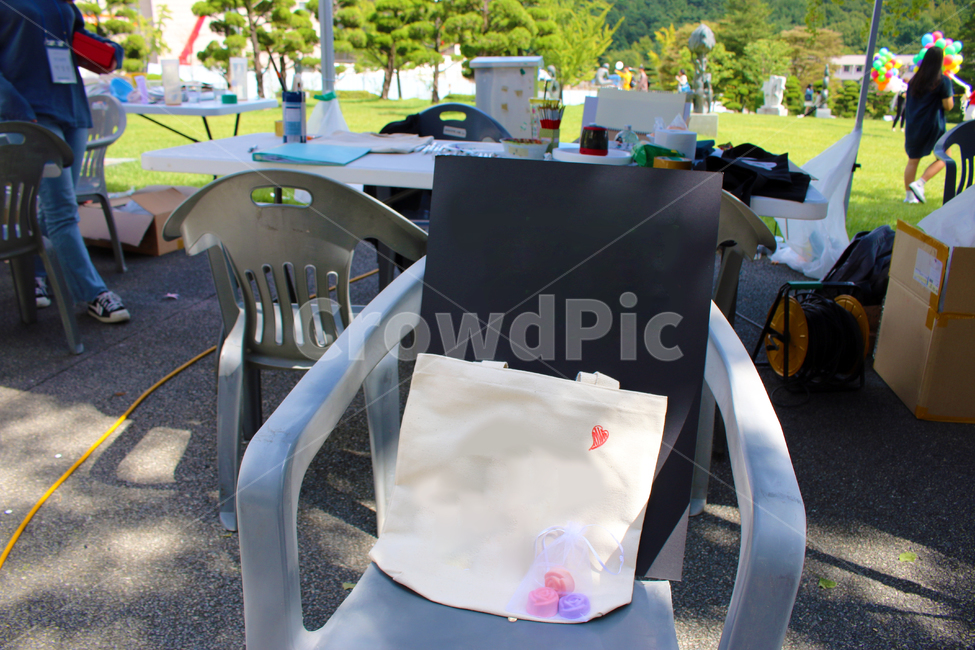 chair,사람,human,furniture,인간,가구,person,가방,에코백,축제,부스,의자,환경,야외,잔디밭,잔디