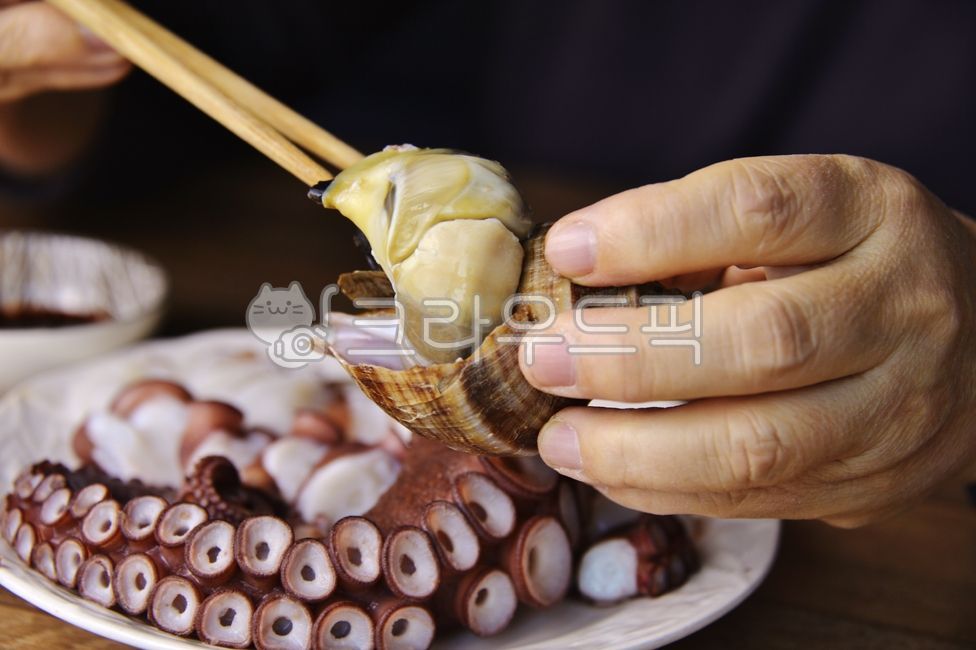 reflection,octopus,beating,octopus sashimi,boiled octopus,food,sea beat,stone octopus,person,octopus leg,ingredients,sea creatures,mollusk,hand