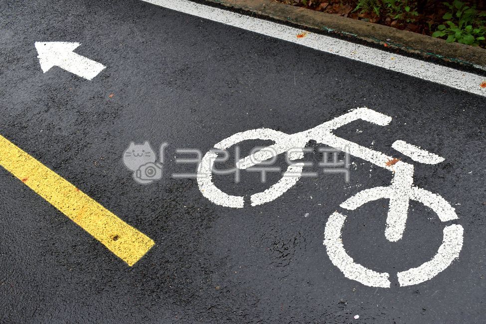 private,work out,bicycle,passage,arrow,sign,rule,Facilities used,roadmarking,urban planning,Bicycle priority,pictogram,path,parkdesign,road,park,direction,come and go,road markings,planned facilities,asphalt,bicycle sign,private road,bicycle road,bicycler