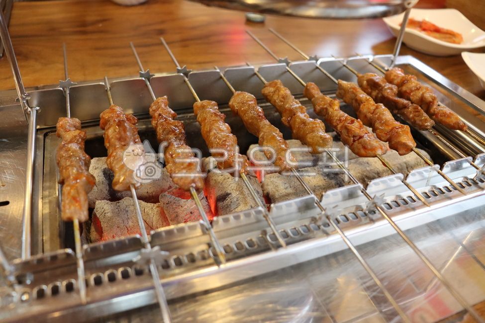 seasoning,lamb skewers,snack,Tsuran,Midnight Snack,charcoal fire,BBQ,Chinese cuisine,brazier,stick,Chinatown,cooking,sheep,roast,chinesefood,Drink snacks,Lamb ribs,Charcoal grill,cook,restaurant,Chinese food,food,Beef bowl,meal,china,Grilled skewers,lamb,