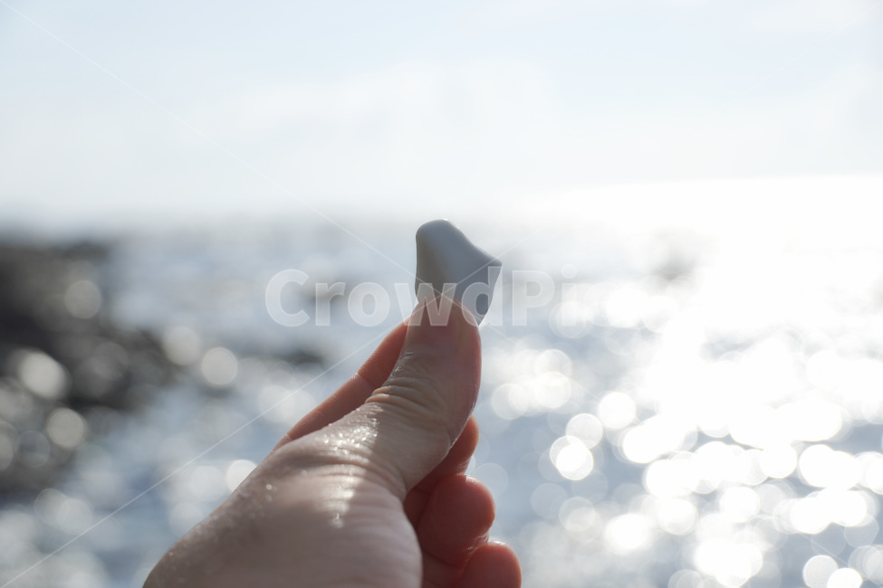 조약돌,바다,해변,사람,손,신체일부,인물,인간,human,person,hand