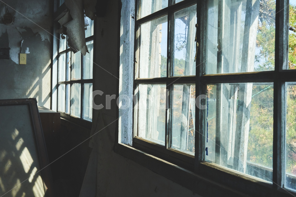 건물,폐가,햇볓,문틀,wall,벽,벽돌,window,창문,교실