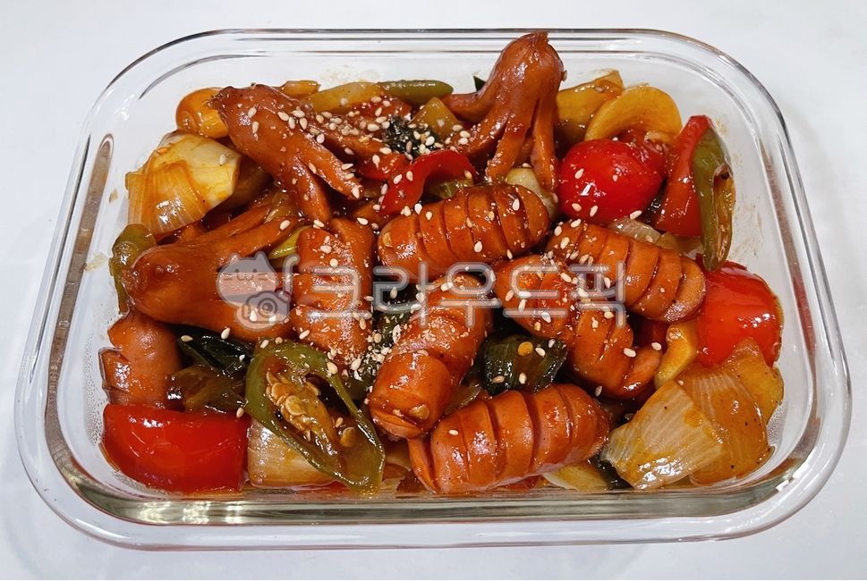 seasoning,sheath,Stirfried Vienna Sausage and Vegetables,onion,sausage,green onion,vegetable,rice side dish,side dish,rice thief,Stirfried Ham and Vegetables,stirfried dishes,Stirfried Sausage Vegetables,Lunch box side dishes,Stirfried ham,ingredients,coo