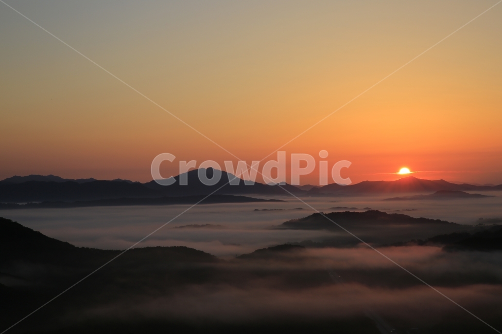 수리티재,운무,풍경,일출,여명,일출사진,sun,landscape,수리티,속리산,보은,구름,안개,도로,궤적,자연,풍경,nature,landscape,한국자연풍경,한국자연경관,korea nature landscape,outdoors,옥외,dusk,황혼,dawn,새벽,sky,하늘,red sky,붉은 하늘,sunset,일몰