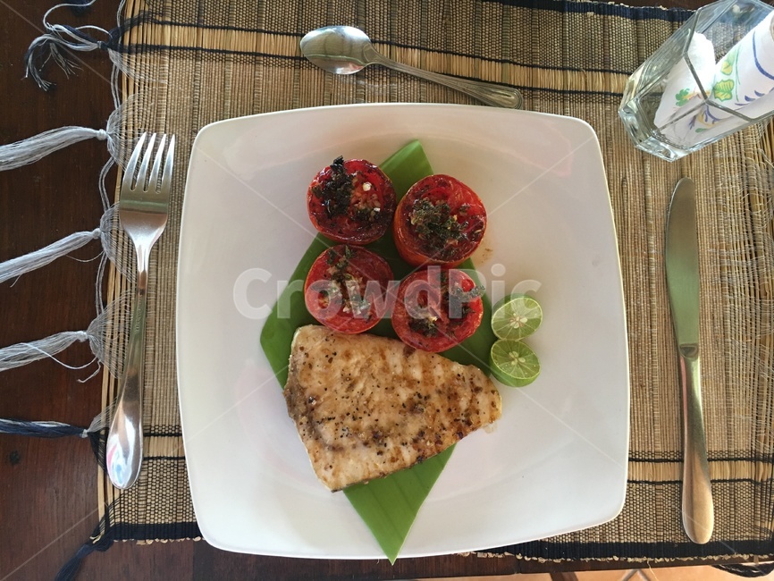 연어구이,토마토,요리,음식,구이,food,테이블,유리잔,포크,나이프,tomato,인테리어,미술