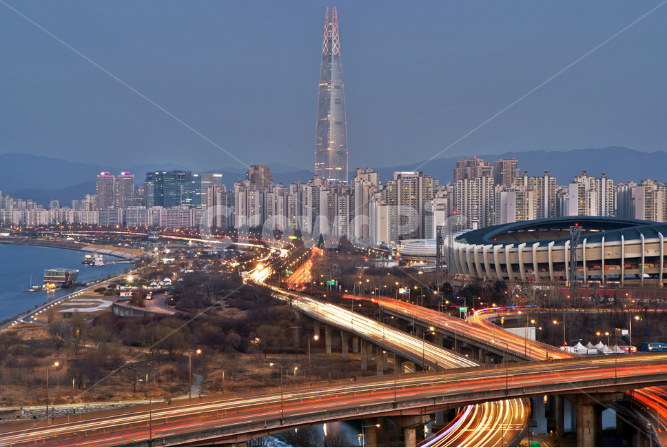 도심풍경,잠실,제2롯데월드,아파트,잠실종합운동장,마천루,청담2교,차량,도로,한강,야경