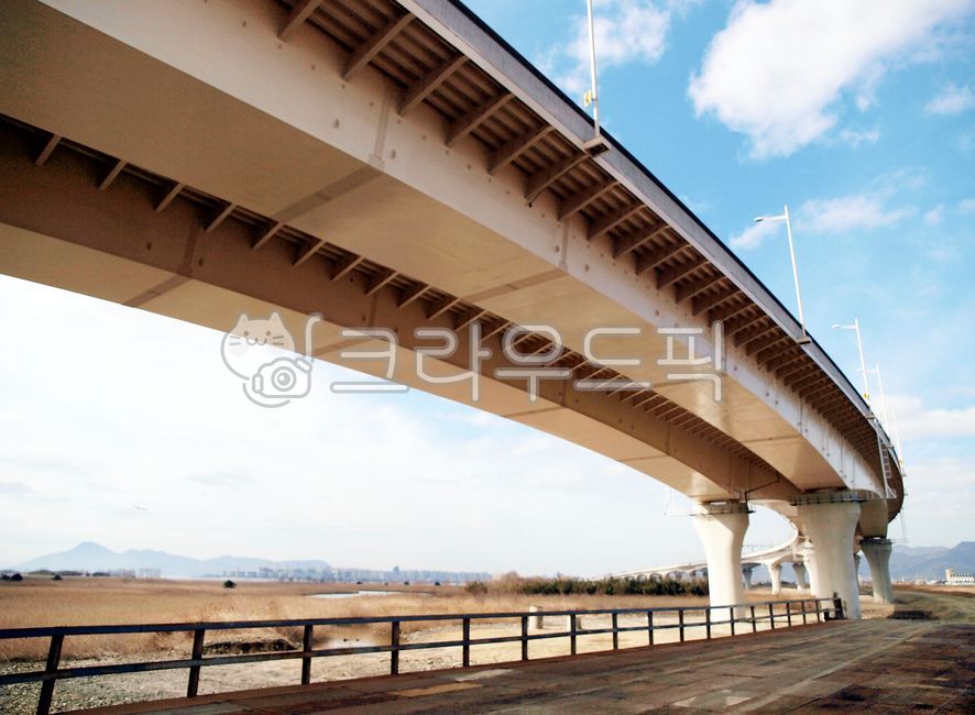 하늘,대교,건축물,철골구조물,다리,교통,하부갑판,갈색,울타리,하부지지대,sky,architecture,steelstructure,bridge,traffic,lowerdeck,brown