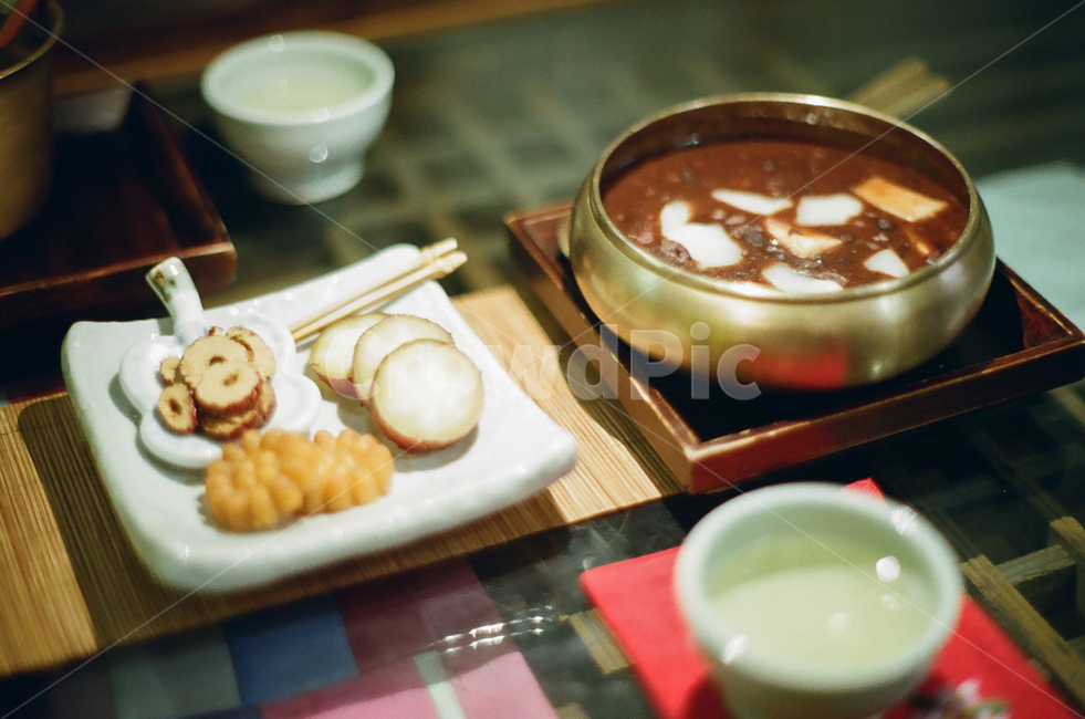 다과,팥죽,한옥,다과상,한국,전통,한국전통,한국문화,음식,식재료,요리,한식,한국음식,한국요리,디저트,간식,후식,고구마,약과,한과,대추,팥,차,찻잔,감성,감성사진,빈티지,아날로그,필름,필름사진,필름카메라,film,filmcamera,sensible,feeling,food,cook,meal,dishes,foodreserves,tea,soup,koreanfood,koreandishes,koreanmeal,koreancook,dessert,snack,koreantraditional,koreanculture,음식,식재료,요리,food,cook,meal,dishes,food reserves