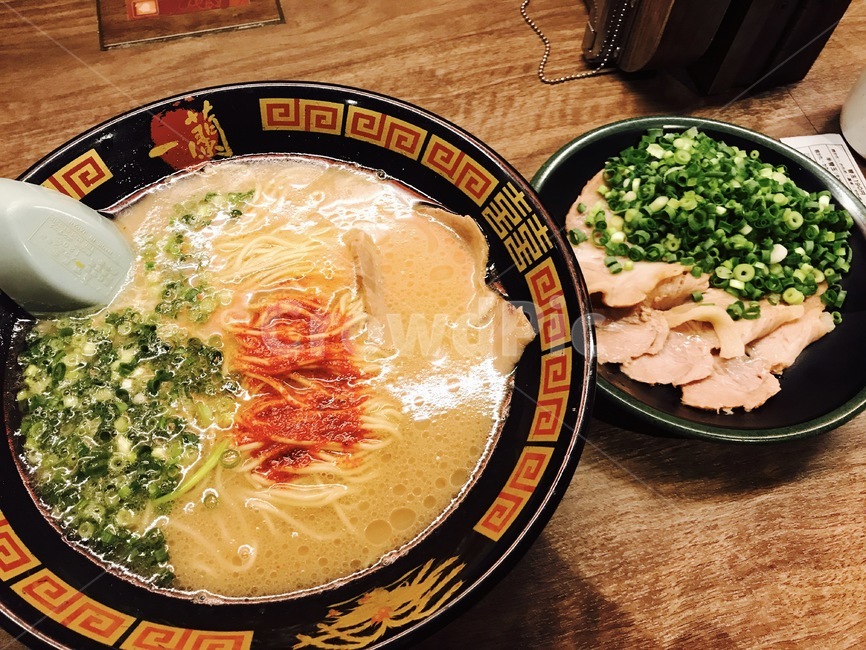 라멘,돼지고기,파,고기육수,라면,얼큰,고기,면,점심,술안주,식사,저녁,안주,음식,식재료,요리,food,cook,meal,dishes,food reserves,면류,면요리,noodles,일식,일본음식,일본요리,Japanese food,Japanese dishes,Japanese meal,Japanese cook