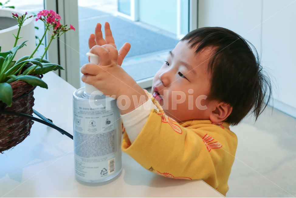 손소독,예방,바이러스,소독,소독제,손소독제,위생,청결,귀여운,인간,사람,모델,아이,어린이,작은,어린,아동,유아,세살,고사리손,손,남자,남아,남자아이,살균,라이프스타일,일상,생활,감염예방