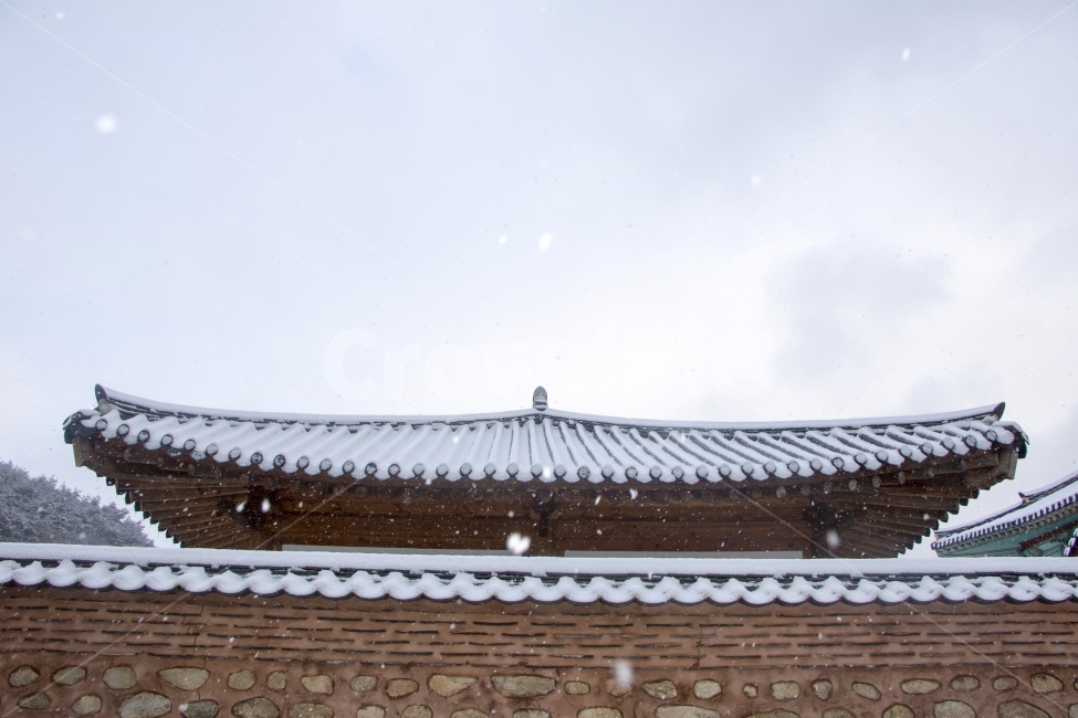 사진,단독사진,디자인,소스,포토,사진자료,배경,배경사진,백그라운드,한국,동양,아시아,접사,근접,자연,겨울,눈,얼음,경치,설경,Landscape,날씨,겨울배경,겨울풍경,풍경,눈풍경,한옥,지붕,사찰,전통가옥,기와,기와집,비석,보케,흩날림,돌담,흙담,전통담,담,겨울,계절,winter,season,한국전통,한국문화,korean traditional,korean culture