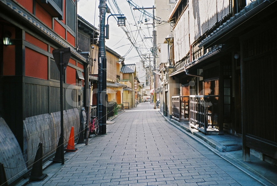일본,교토,골목,감성,풍경,필카,필름카메라,여행,도시,풍경,city,landscape,골목길,alley,해외,외국,세계,foreign,oversea,world,세계도시풍경,해외도시풍경,외국도시풍경,world cityscape,감성,sensible,feeling,street,거리,building,건물,road,도로,시티,urban,어반,town,path,통로,walkway,보도,alleyway,flagstone,판석