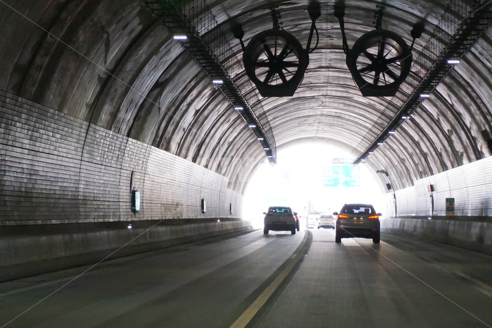 터널,어둠,자동차,환풍기,매연,교통,교통수단,traffic,transportation,vehicle,차량,bicycle,자전거,bike,car,차,automobile,machine,기계,wheel,바퀴