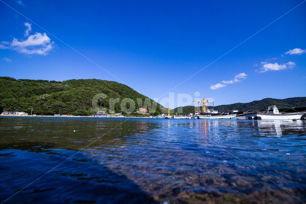 자연,파란,하늘,초록,산,배,맑다,경관,물결,바다,물,water,mountain,ship,cloud,sea,색감,아름다움,대조,산업,industry,industrial,어업,fishery,fishing industry