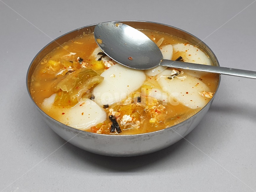 떡국,끼니,한끼,한그릇,요리,조리,메뉴,한국요리,전통요리,명절요리,koreafood,그릇,스댕그릇,meal,dish,사물,오브젝트,object,음식,tteokguk,ricecakesoup,레시피,맛있는,recipe,국물,숟가락,스푼,spoon,김치,떡,cook,식기,bowl,식사,한국음식,명절음식,전통음식