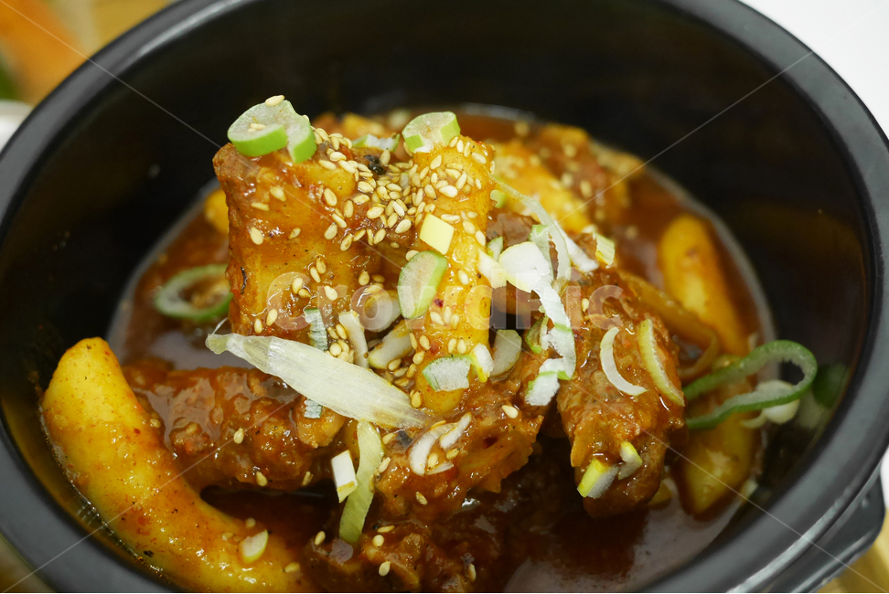 찜갈비,떡,갈비,뚝배기갈비,뚝배기찜갈비,매운갈비찜,갈비찜,음식,요리,한식,식당메뉴,메뉴,음식,식재료,요리,food,cook,meal,dishes,food reserves,육류,고기,meat,한식,한국음식,한국요리,korean food,korean dishes,korean meal,korean cook
