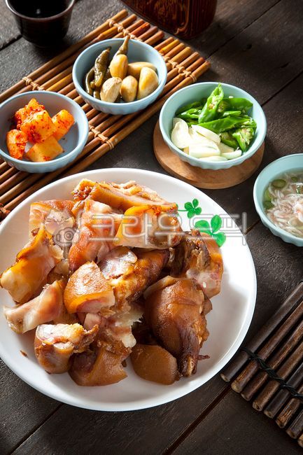 pepper,tray,market food,Pigs Feet,Bossam,pork,pig,bamboo tray,Jokbal Bossam,mini people,bamboo stand,Korean food,mini pigs feet,cooking,Seasoned pigs feet,Bossam Jokbal,garlic,Pork feet,spicy pigs feet,Bossam Boiled Pork,restaurant,salted shrimp,food,bamb