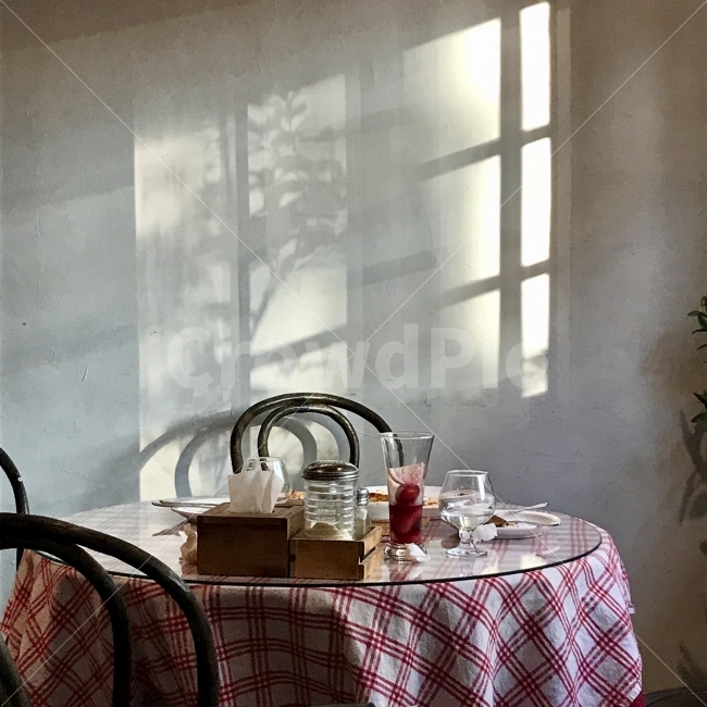 감성,감성사진,식당,햇빛,sunshine,사물,물건,things,object,창문,그림자,식탁,테이블,table,의자,chair,빛,light,감성,sensible,feeling