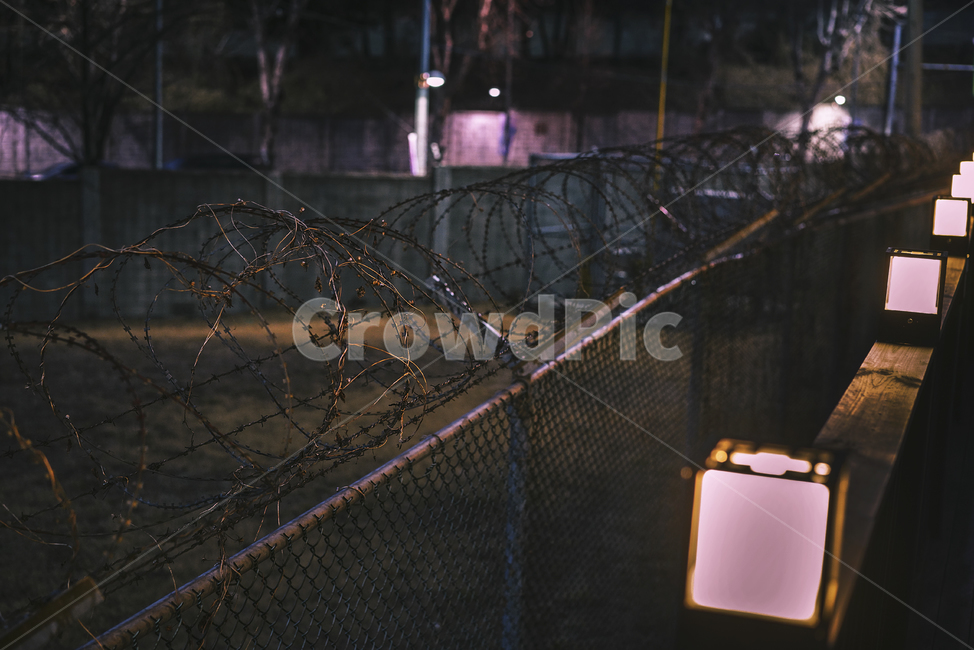 철조망,벽,담,조명,분위기,느낌,감성,밤,어둠,빛,쇠,철,철망,야경,밤,풍경,nightscape,night,landscape