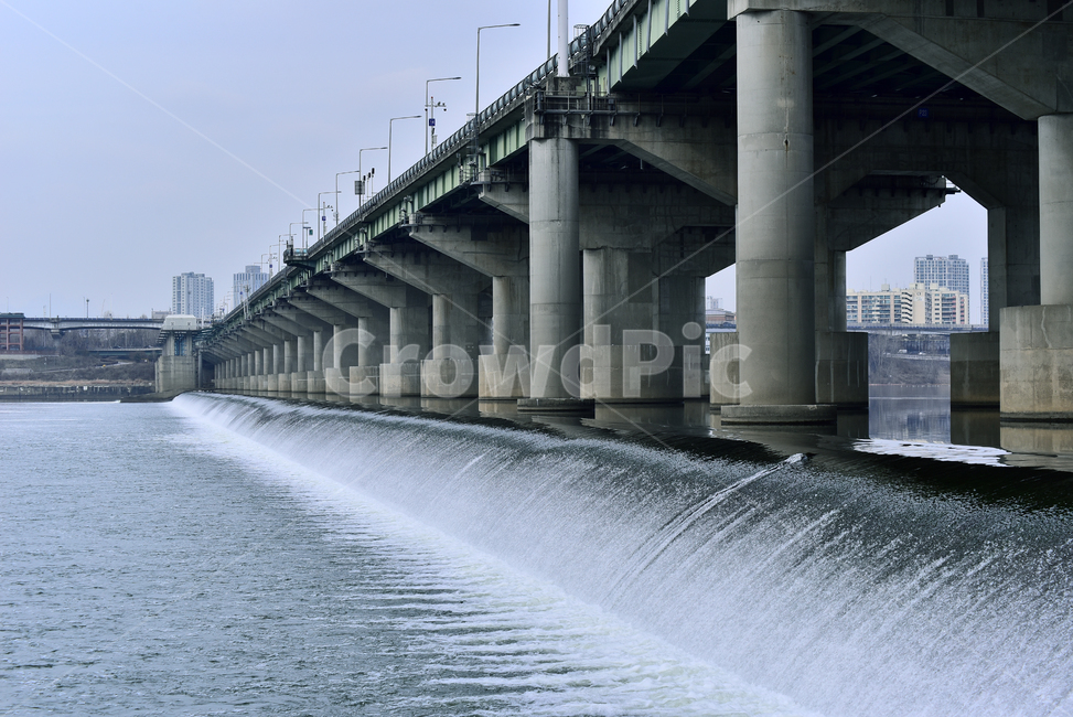 수중보,강물,한강,다리,교각,대교,원근감,streaming,bridge,건축물,구조물,수자원,유속,흐름,물결,water,옥외,야외,아웃도어,outdoor,물,river,강,자연,배경,바탕,백그라운드,건축물,건물외관,exterior,building,structure,architecture,construction