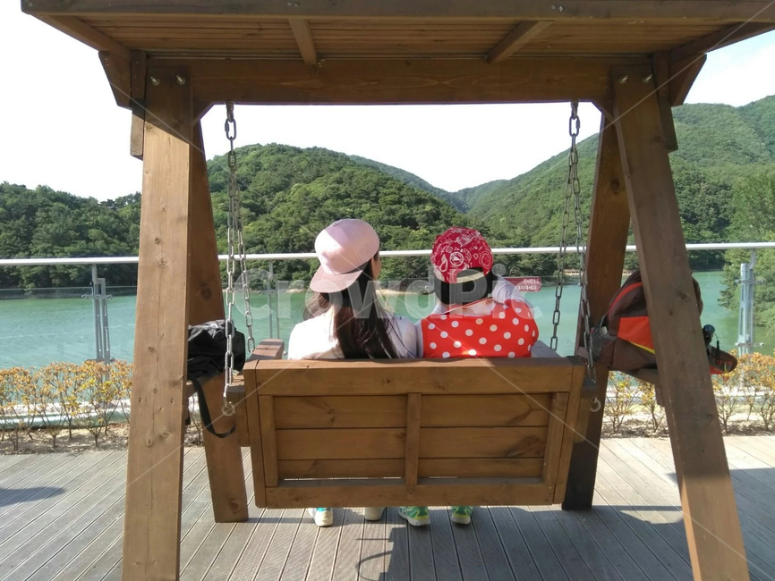 가족,뒷모습,사람,인물,여자,추억,행복,그네,앉아있는,모자,family,korea,person,people,girl,asian,sit,swing,woman,women,엄마,딸,mother,daughter