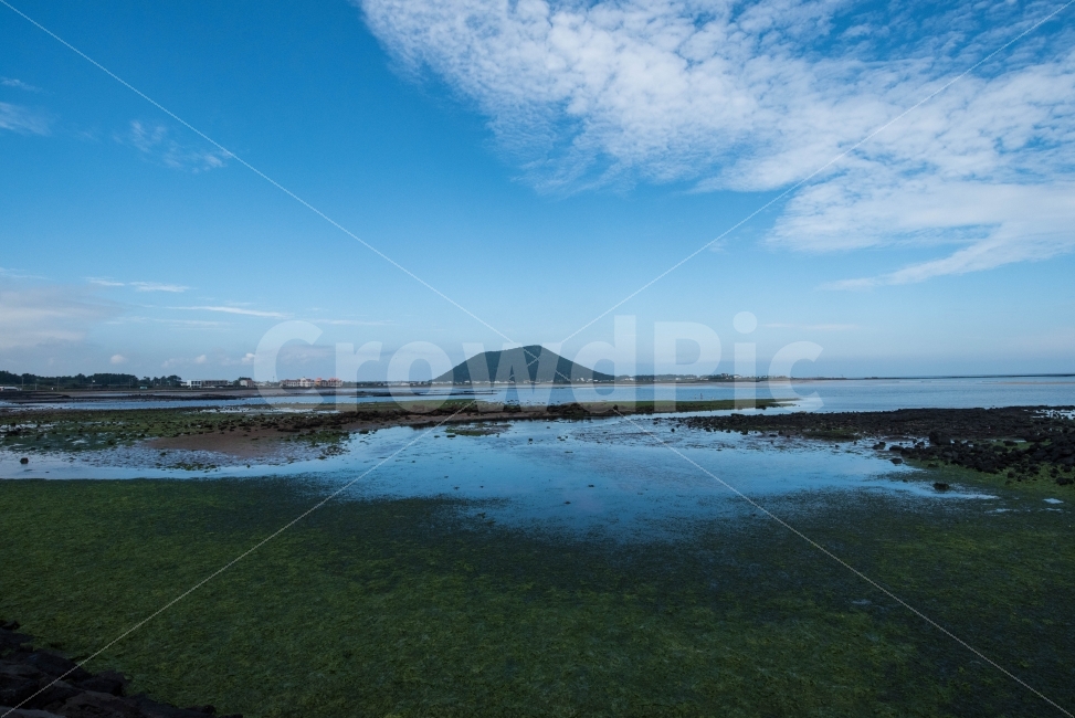 제주도,오름,바다,제주,올레길,올레길1코스,자연,경관,맑은하늘,푸른하늘,산,여행,풍경,하늘,구름,청명한날씨,청명한,자연,풍경,nature,landscape,한국자연풍경,한국자연경관,korea nature landscape,해변,바다,beach,sea,제주도,jeju,jeju island,outdoors,옥외,land,땅,water,물