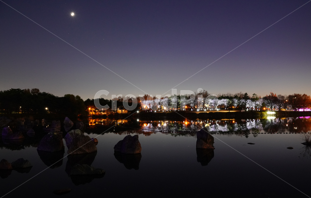 호수,반영,야경,달,바위,불빛,나무,거울,분위기,아름다운,고즈넉한,lake,mirror,moon,light,trees,beautiful,mood,고요한,calm,감성,자연,풍경,nature,landscape,야경,밤,nightscape,night,outdoors,옥외