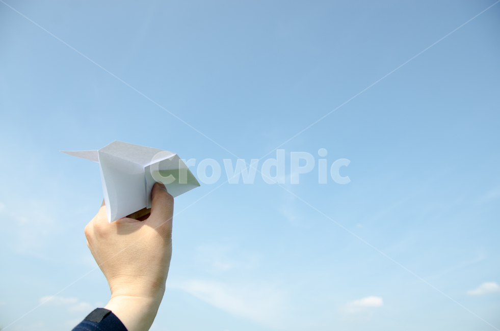 종이비행기,손,하늘,꿈,미래,공기,비행기,항공,배경,푸른,구름,창조,비행,날다,자유,재미,놀이,던지기,장난감,날개,컨셉,백그라운드,종이