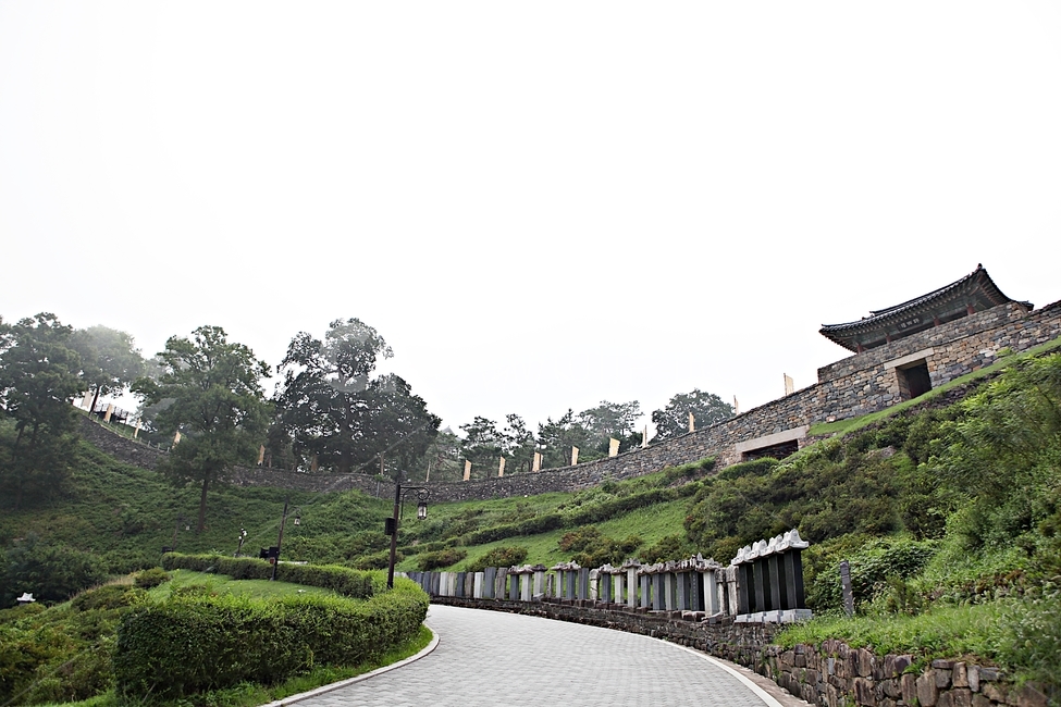 공주산성,성,산성,성곽,길,둘레길,숲,숲길,담,돌담,여름,풍경,벽,방어벽,흙담,나무,식물,유네스코등제