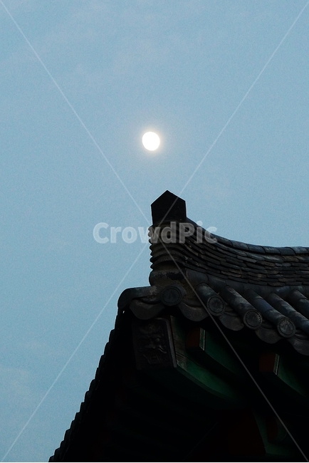보름달,달빛,처마,기와,꼭대기,용두,밤,달,어둠,야경,야경사진,밤하늘,야간,나무,건축물,전통,오래된,역사,기념물,감성,감성적,감성사진,빈티지,야외,고저녘한,외로운,통도사,달무리,하늘,파란하늘,빛퍼짐,밝은달,흐리게,블러,배경,백그라운드,실루엣,한국전통,한국문화,korean traditional,korean culture,건축물,건물외관,exterior,building,structure,architecture,construction